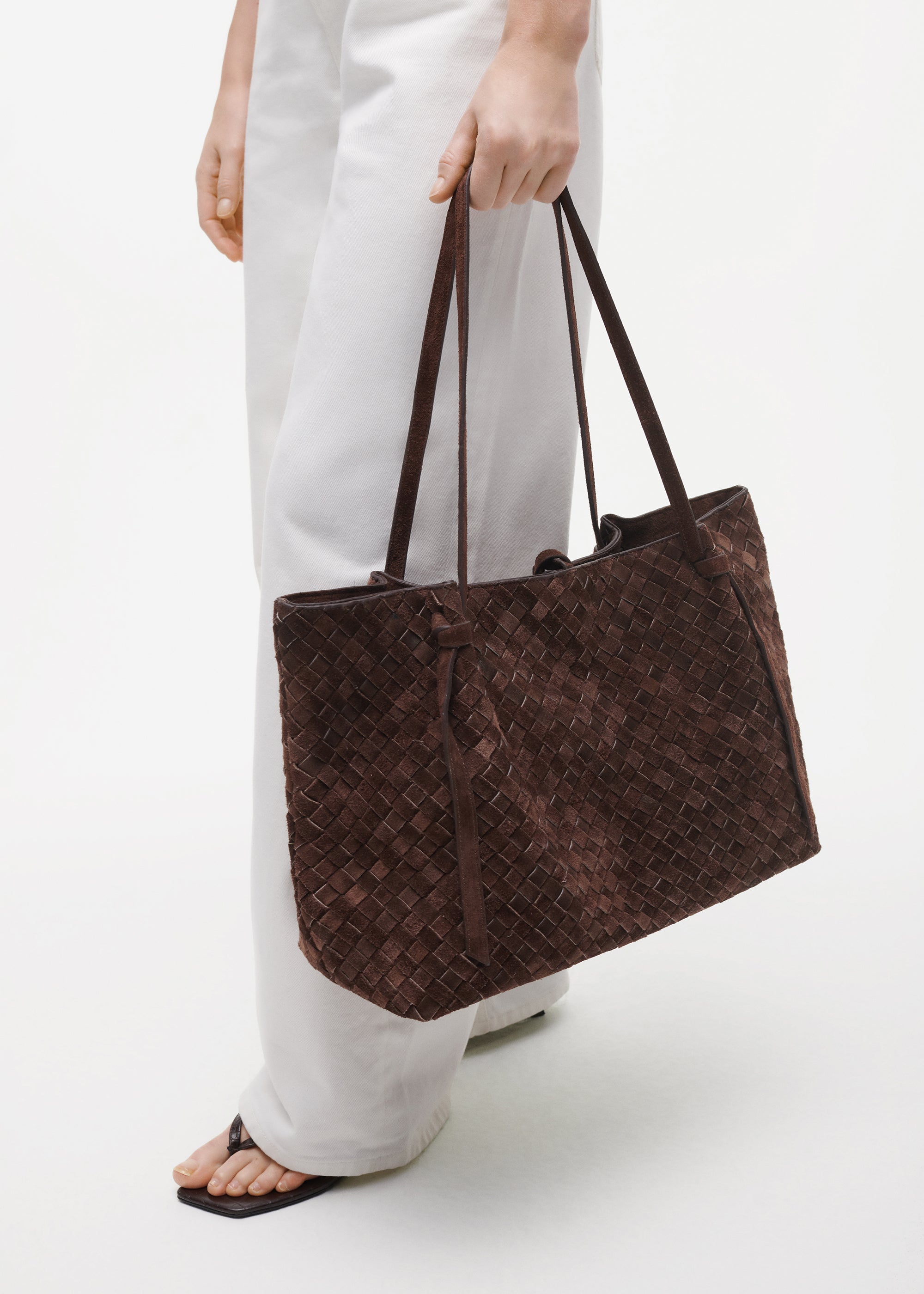LIANDRA geflochtene Wildledertasche | Mud Brown