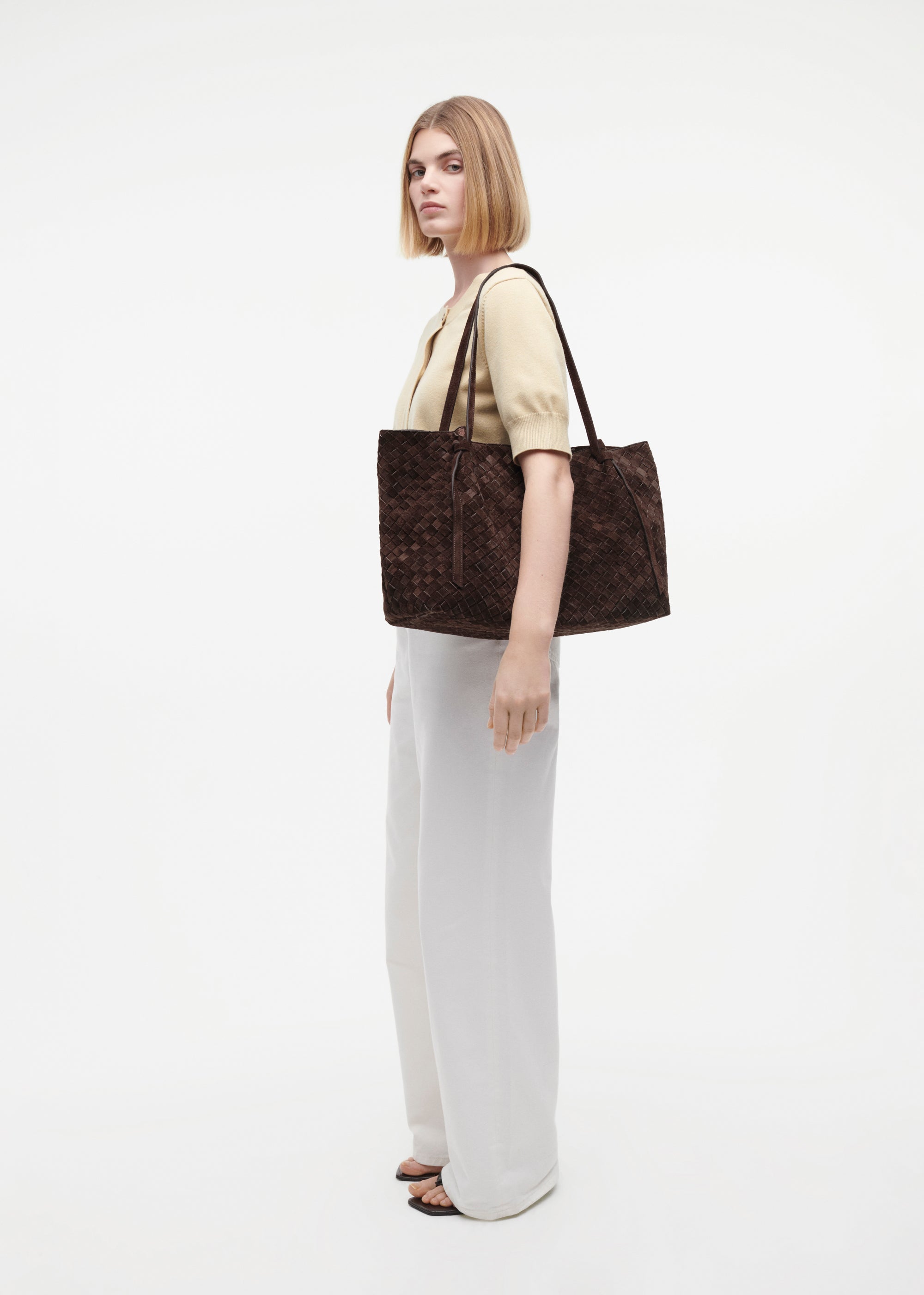 LIANDRA geflochtene Wildledertasche | Mud Brown
