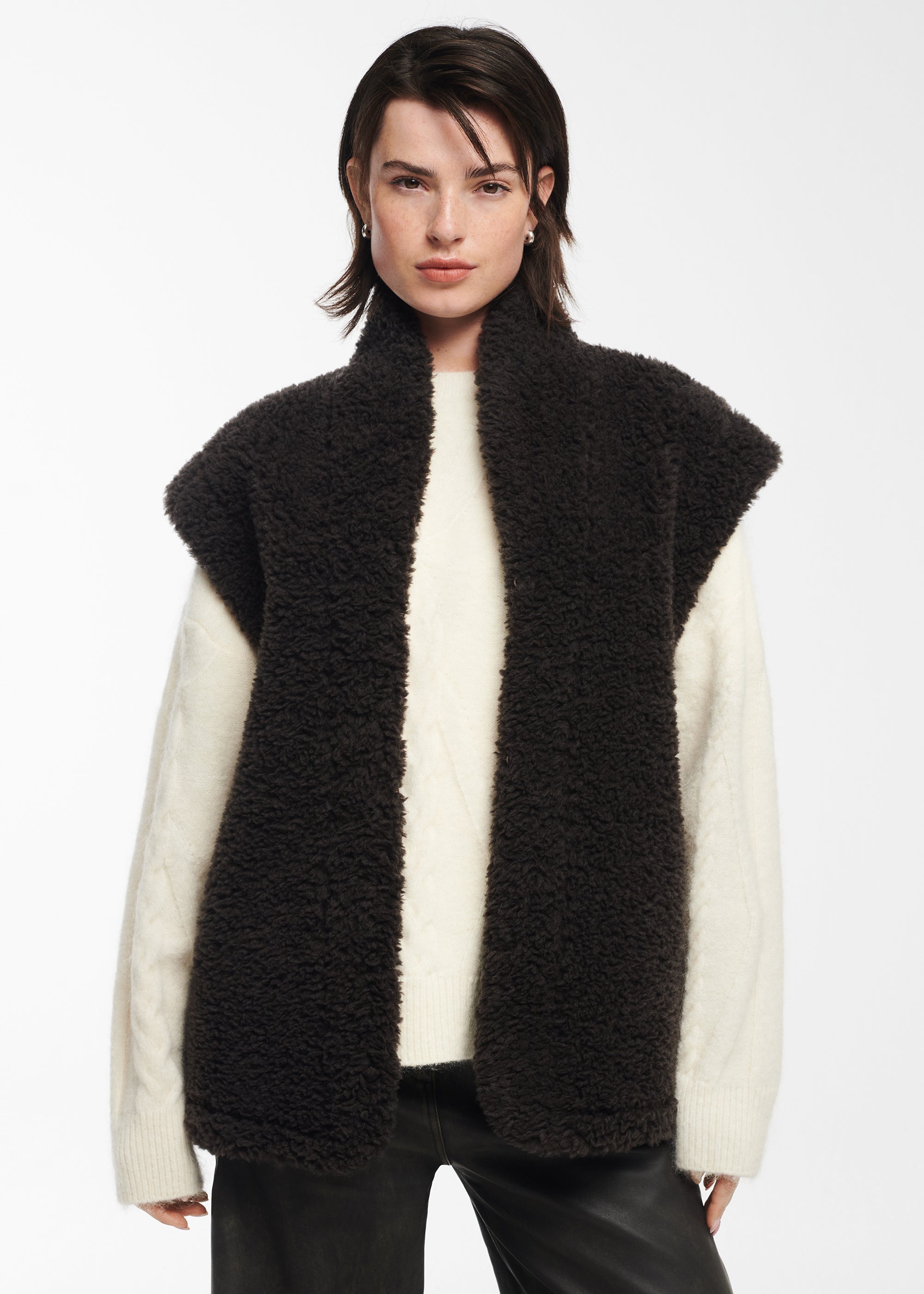 Aritzia Wilfred store chatou black teddy sherpa vest