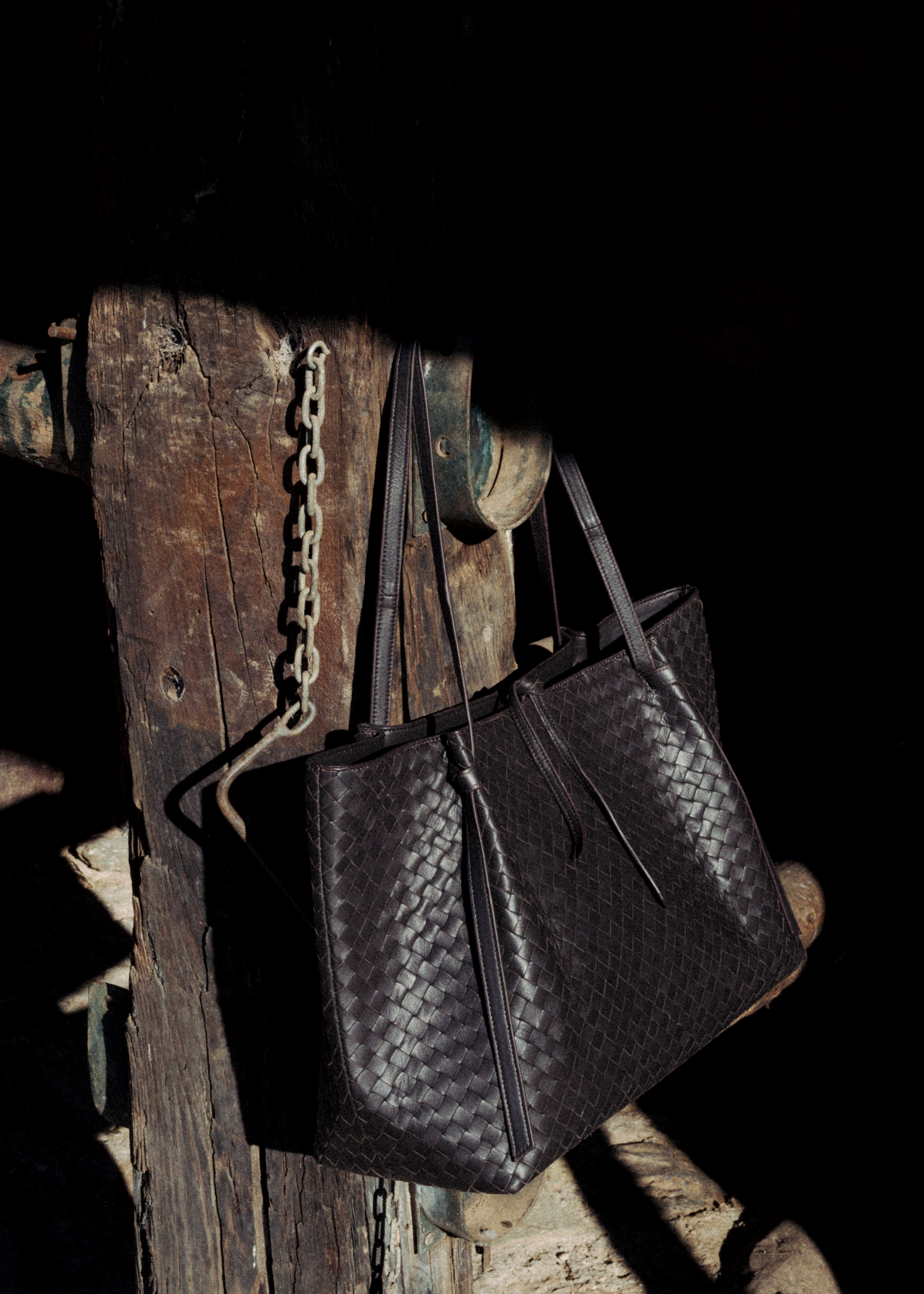 LEANDRA geflochtene Ledertasche